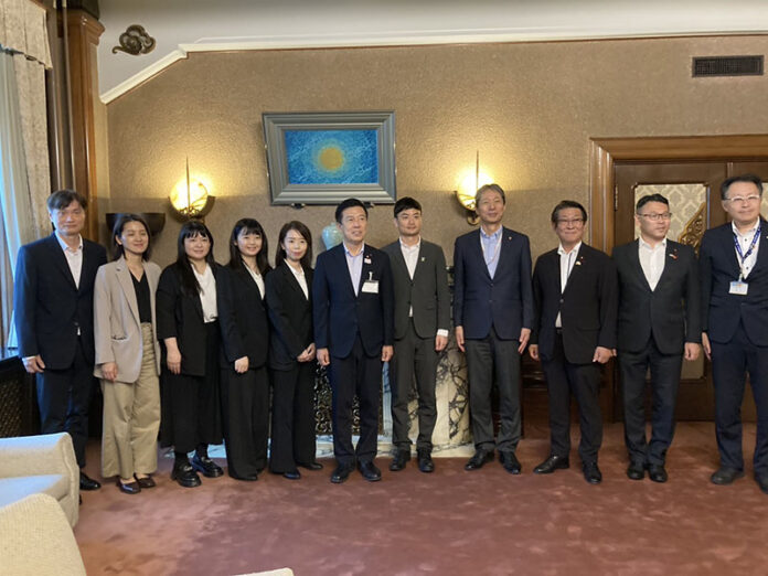 台北市研考會殷瑋主任委員(右5)率團隊拜會名古屋市長広沢一郎(右6)