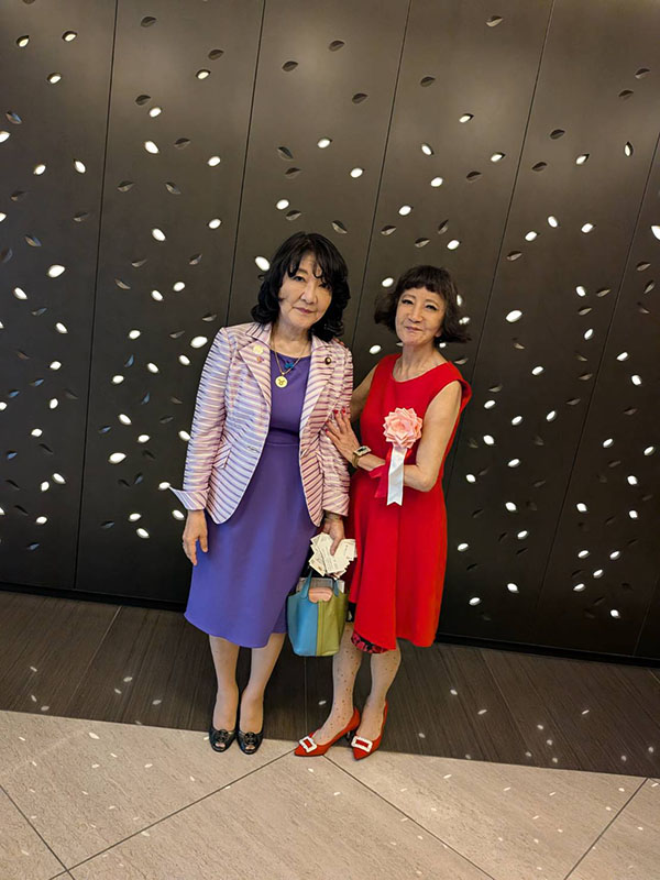 日臺商務促進會會長今角友美（右）、參議員片山さつき(左)合照