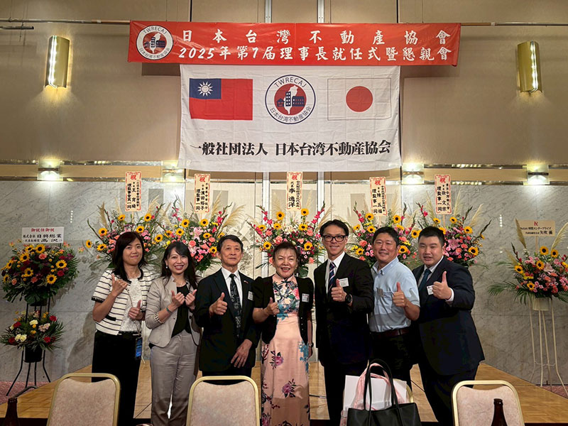 林裕玲理事長(中)與嘉賓合照