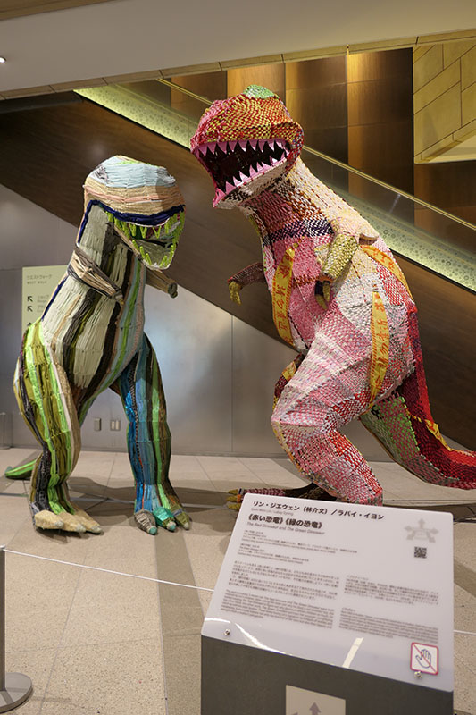 藝術家林介文作品《紅恐龍》及《綠恐龍》於六本木之丘西側廣場2樓展出