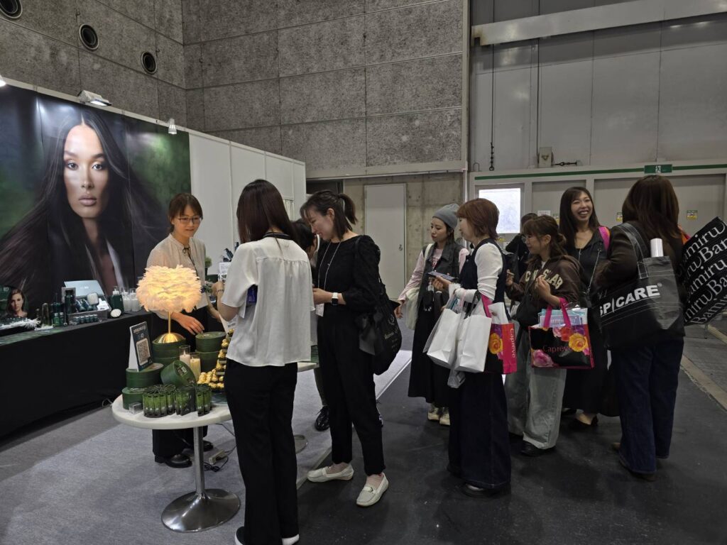 SH-RD的明星商品蛋白質免沖洗護髮霜吸引眾多日本美容師、買家與當地知名網紅親臨體驗