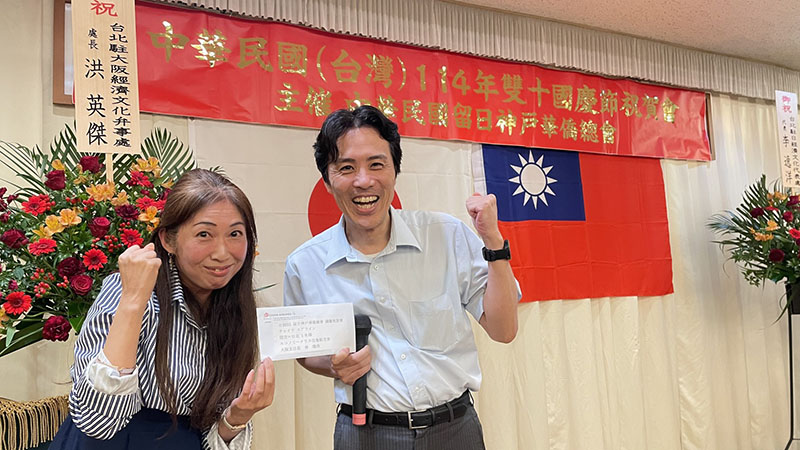 中華航空機票中獎者紀念照片