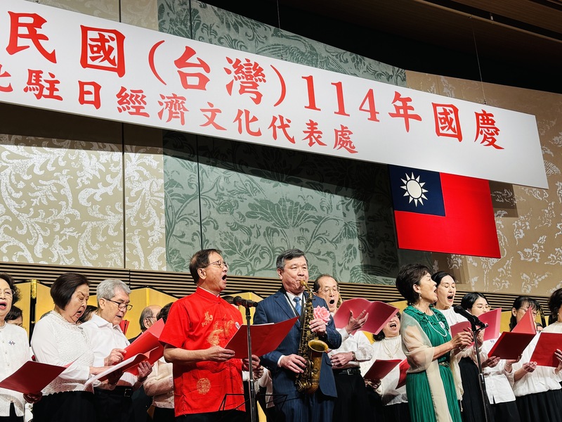 大合唱「台灣」曲目，李逸洋特別登台吹奏薩克斯風(圖/中央社)