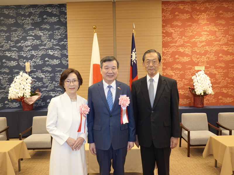 慶祝酒會上台灣交流協會會長隅修三（右1）與駐日代表李逸洋夫婦合影(圖/中央社)