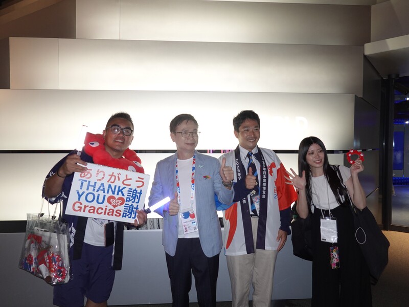 榮譽會長黃志芳（左2）主持「息燈式」。2025大阪世博海外推廣課代理課長松田博和（右2）在世博擔任志工的台灣網紅Nobu（左1）特來參與（圖/中央社）