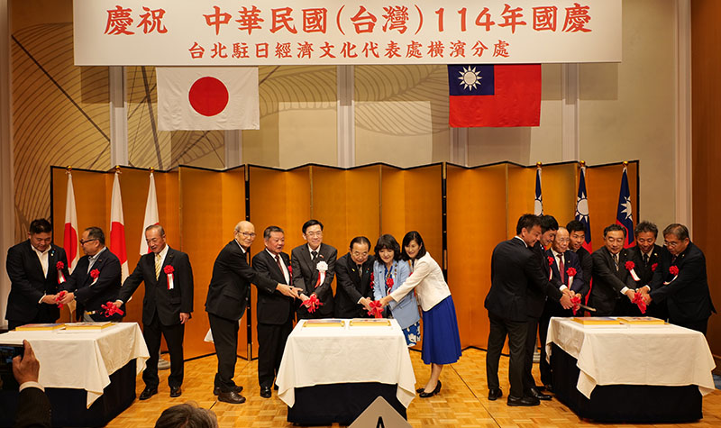 與會政要共同切古早味蛋糕慶祝中華民國114年生日快樂