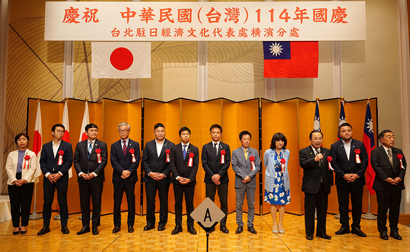 田中和德眾議員(右2)及片山さつき參議員(右4)等國會議員上台致詞