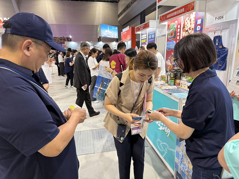 来場者が澎湖県の観光、関連情報を関心する姿