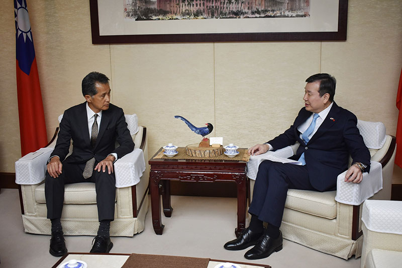 駐日代表李逸洋(右)與山口代表理事(笠間市長)(左)會談