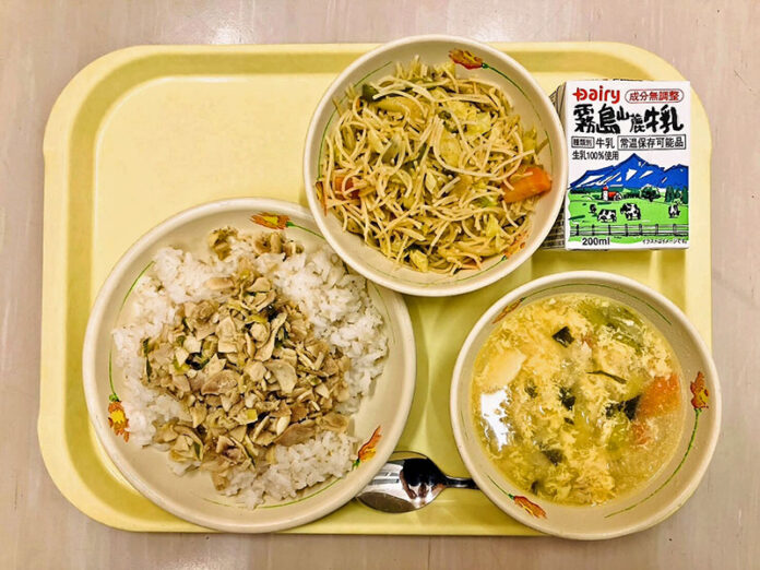 「臺灣交流午餐」活動提供的臺灣家庭料理—雞肉飯、臺灣炒米粉、酸辣湯