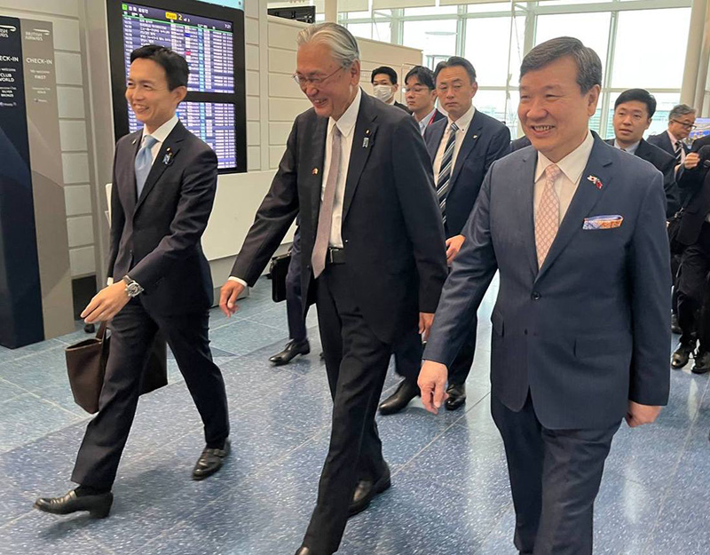 古屋會長(中)率團赴台參加雙十國慶,駐日代表李逸洋(右)到羽田機場送行