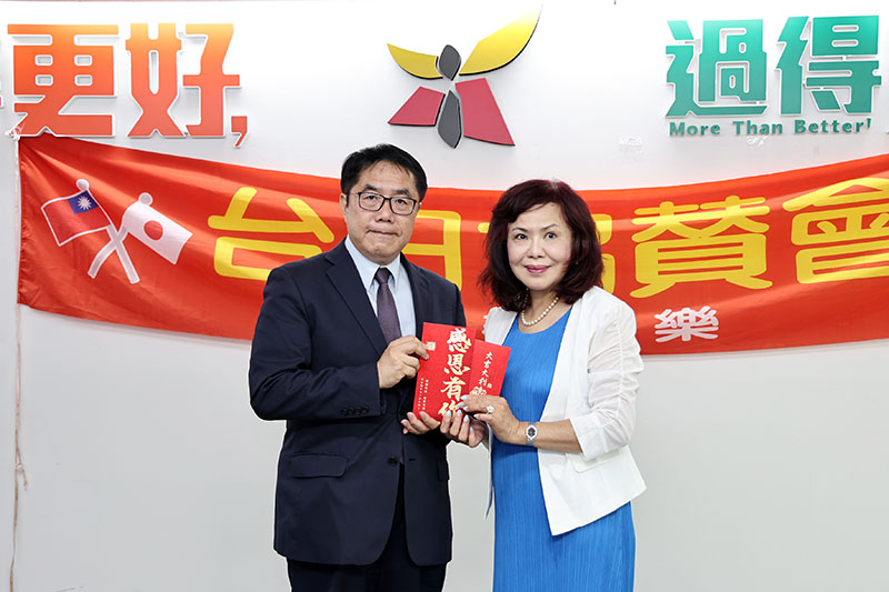 台日協賛會捐款助台南風災,黃偉哲市長(左)代表市民接受善款