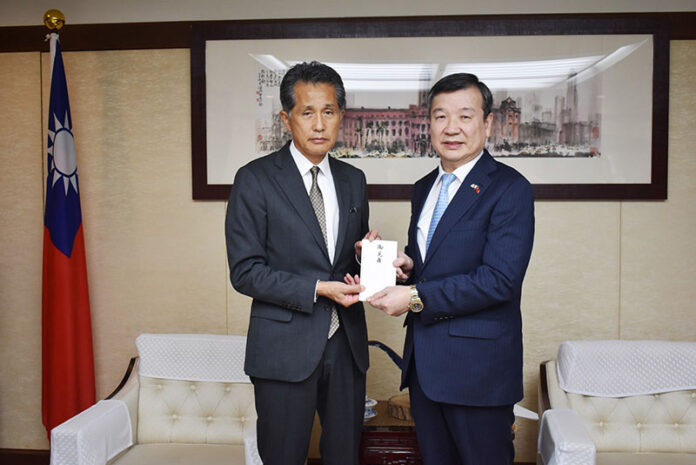 「笠間市立農業公社」代表理事山口伸樹(笠間市長)(左)將義援金目錄交給駐日代表李逸洋(右)