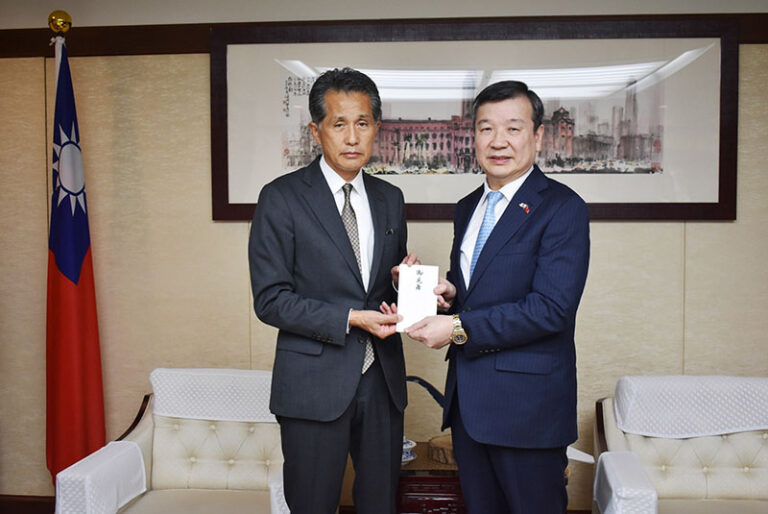 「笠間市立農業公社」代表理事山口伸樹(笠間市長)(左)將義援金目錄交給駐日代表李逸洋(右)