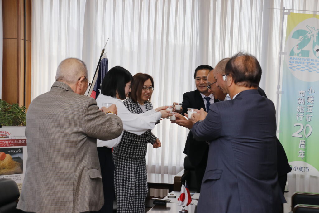 市長帶領眾人用小美玉市特產「小美玉優酪乳（おみたまヨーグルト）」乾杯慶祝儀式圓滿