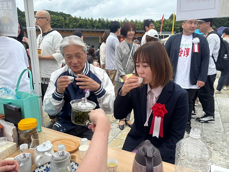 栃木縣知事福田富一(左)與駐日代表處副組長李承芸(右)一同體驗臺灣茶文化