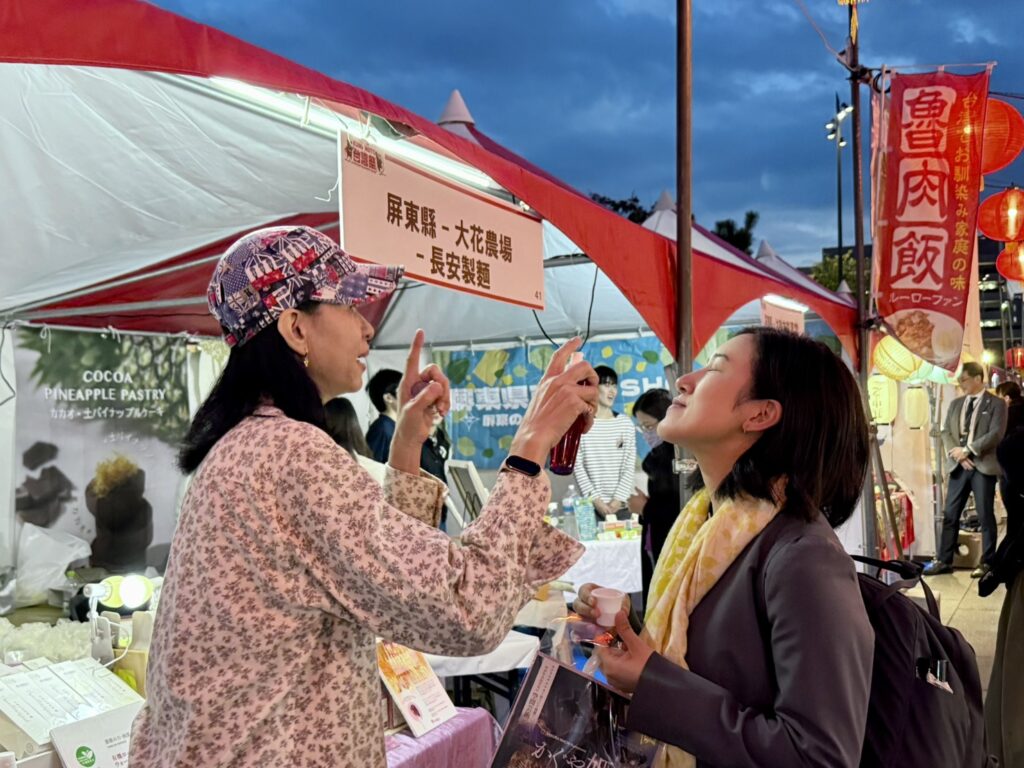 攤位前工作人員正在熱情為顧客介紹