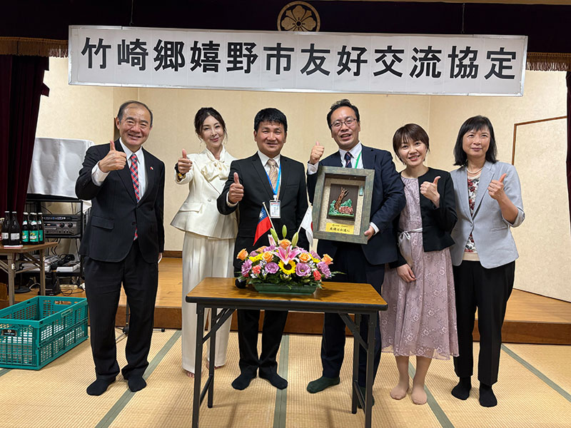 福岡辦事處陳銘俊處長(左1)出席見證姊妹城市締盟