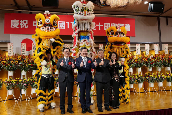 范振國總領事(左)李逸洋大使(中)許耀庚會長(右)合影