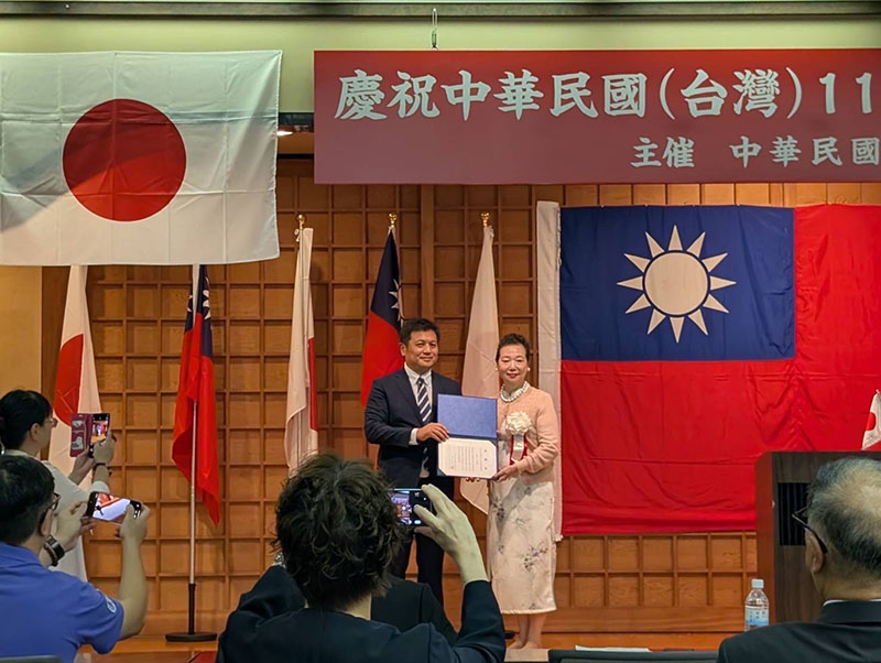 劉拓副處長頒發感謝狀給上島會長