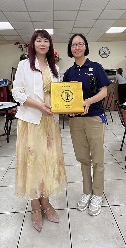正田會長贈送禮物給處長陳美齡
