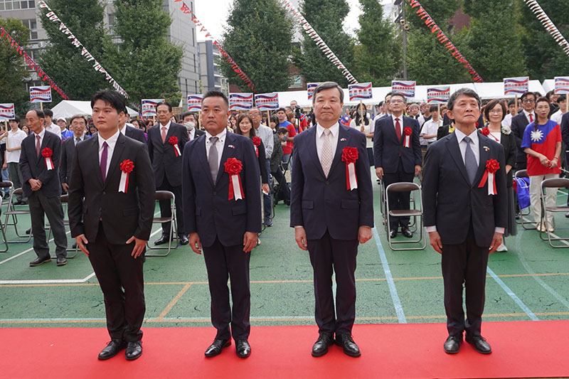 活動當日上午以升旗典禮揭開序幕，全場來賓齊聲高唱國歌