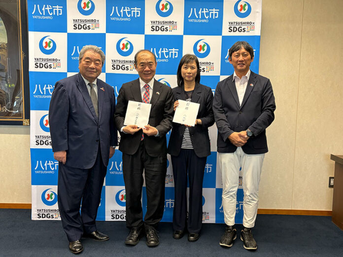 左起八代商工會議所會頭竹永淳一、陳銘俊處長、處長夫人鄭靜敏、八代市長小野泰輔 左起八代商工會議所會頭竹永淳一、陳銘俊處長、處長夫人鄭靜敏、八代市長小野泰輔