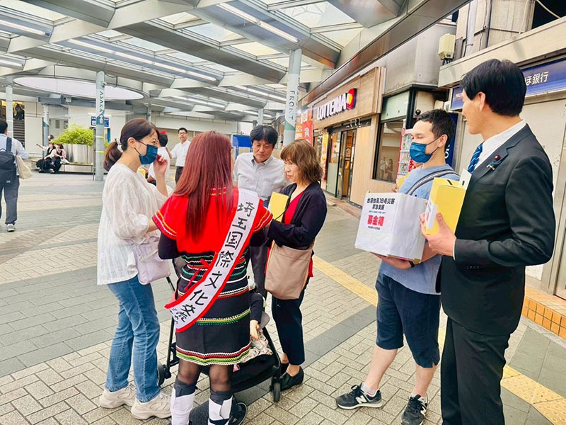 多くの通行人が温かい声援を寄せた