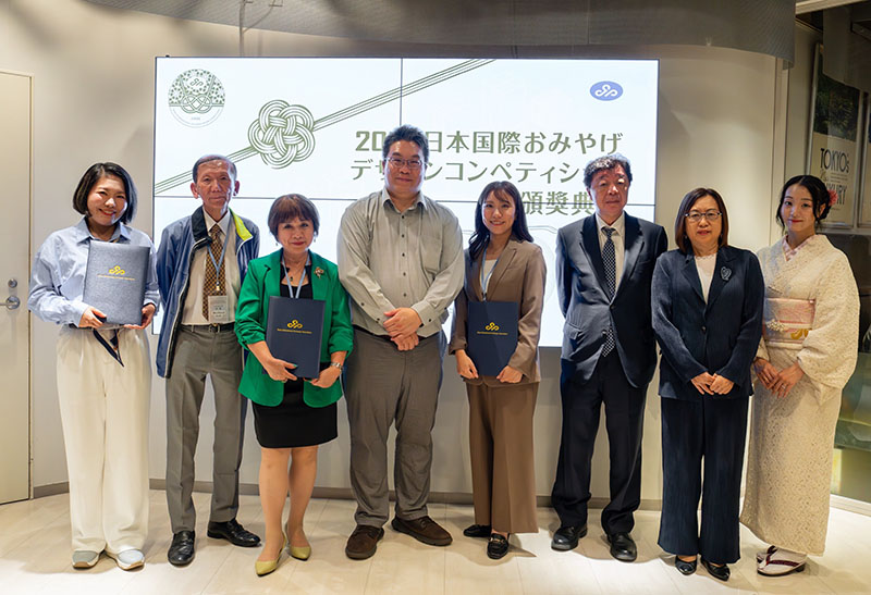 日本國際交流協會會長李奇嶽(中)與評審嘉賓團的僑務委員林學明(右3)、台灣國際美食創新交流協會會長錢妙玲(右2)、五穀祭菓六代目榊萌美(右4)、日本華商經貿聯合會會長須田碧霞(左3)、新加坡評審Micheal Soh(左2)、美食部落客石井三紀子(左1)合影