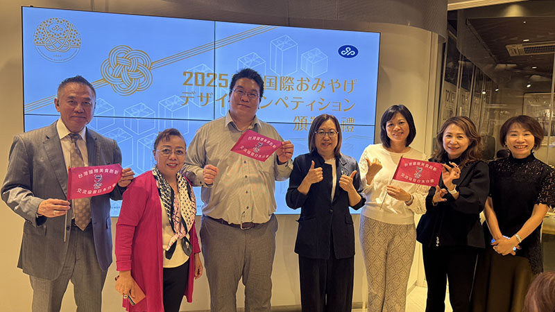 美食協會理事們和主辦單位的合照