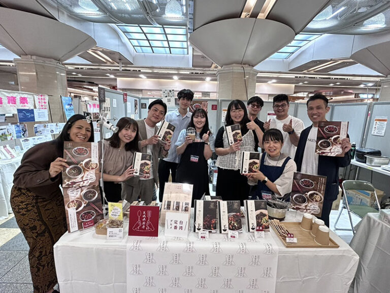 參加京都市役所前地下街「台灣祭」的台灣參展業者合影