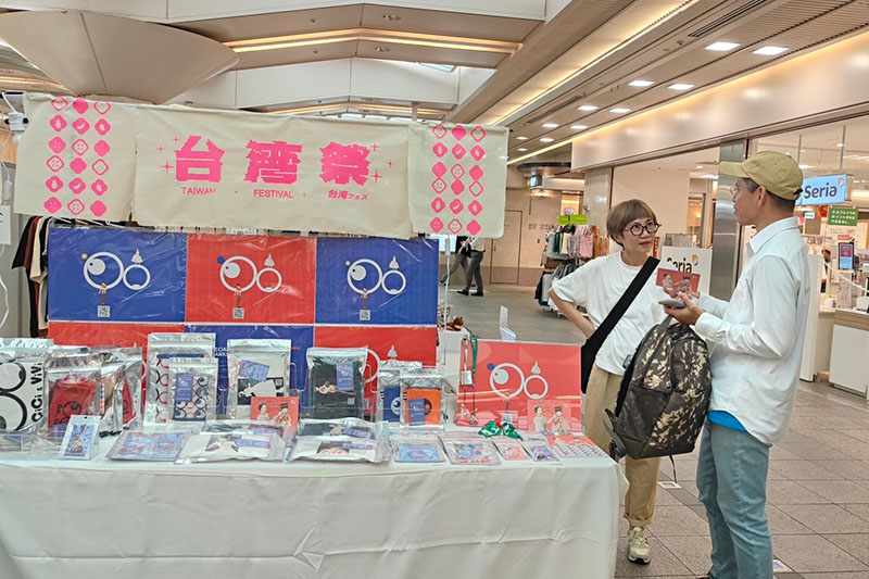 台灣設計師創作可以和消費者互動的A l造型人物T恤