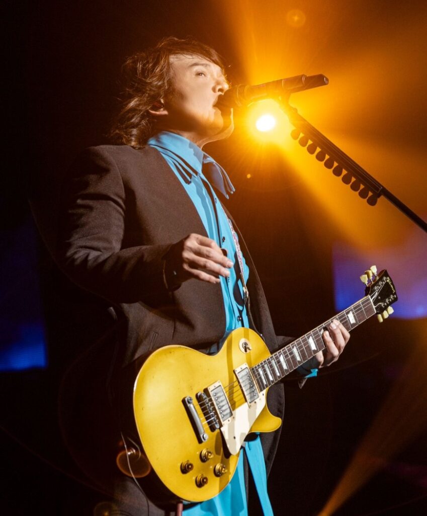 伍佰的電吉他功力深厚，在演唱會中更換多把電吉他