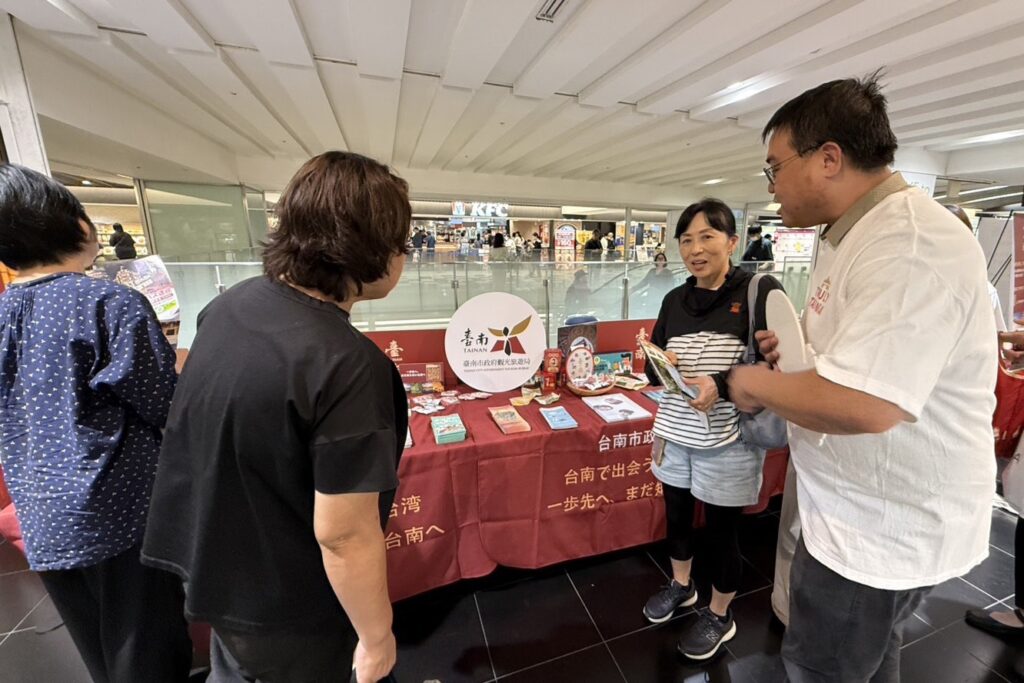台南市觀光旅遊局在難波車站設置觀光案內所吸引民眾參觀