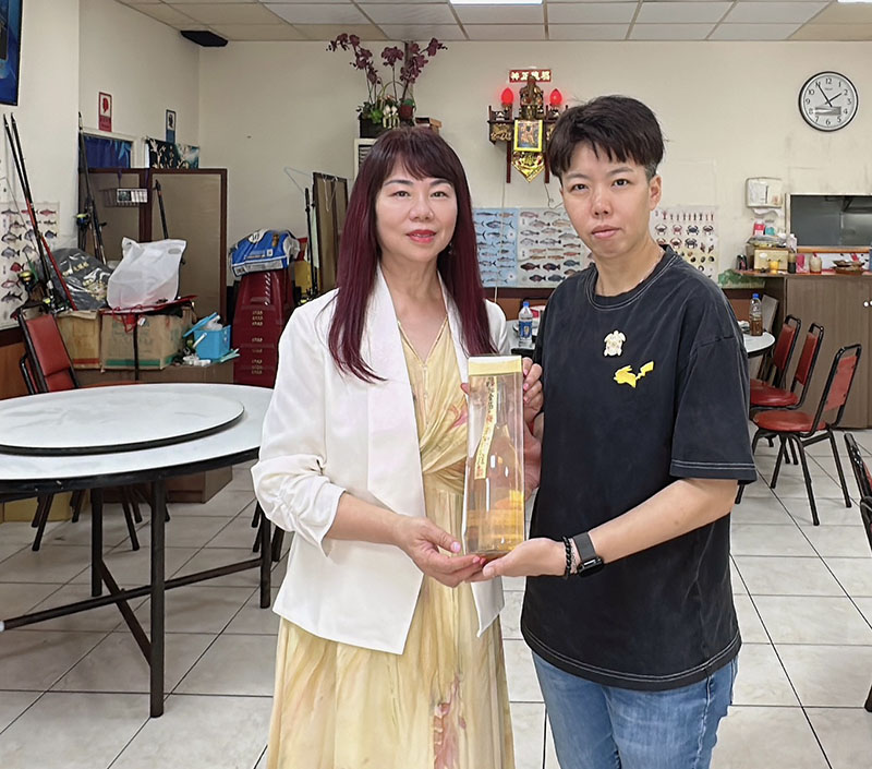 正田會長贈送禮物給局長陳鈺雲