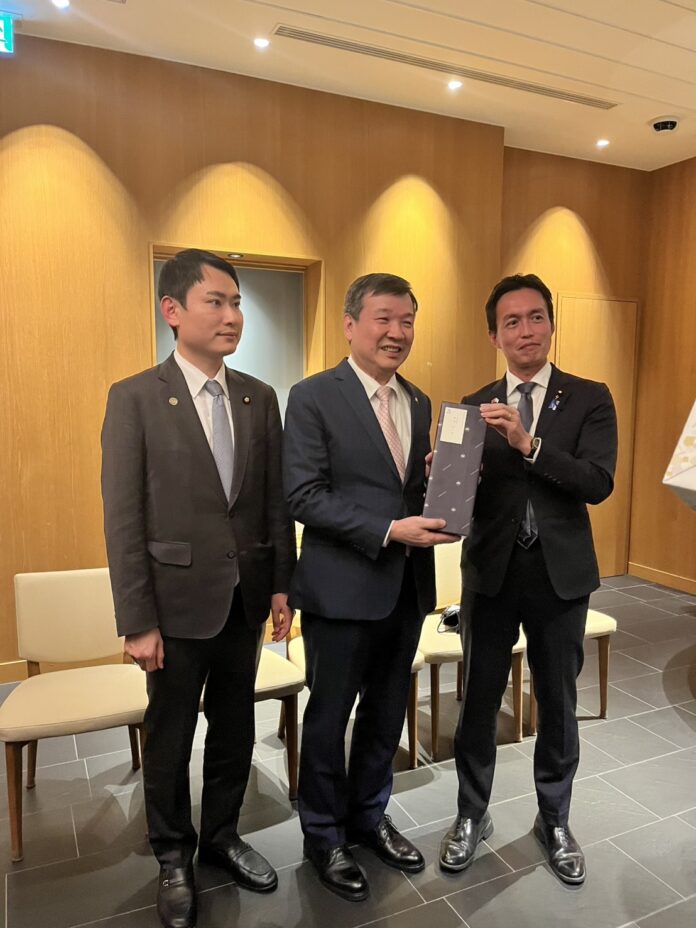 駐日代表李逸洋（中）宴請民進黨青年局長陳冠廷（左）等訪團成員，並與日本自民黨青年局長、眾議員平沼正二郎（右）等自民黨青年成員交流