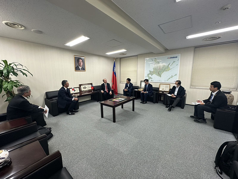 濱野會長偕同谷口專務理事表達對花蓮受災民眾的支持與關懷