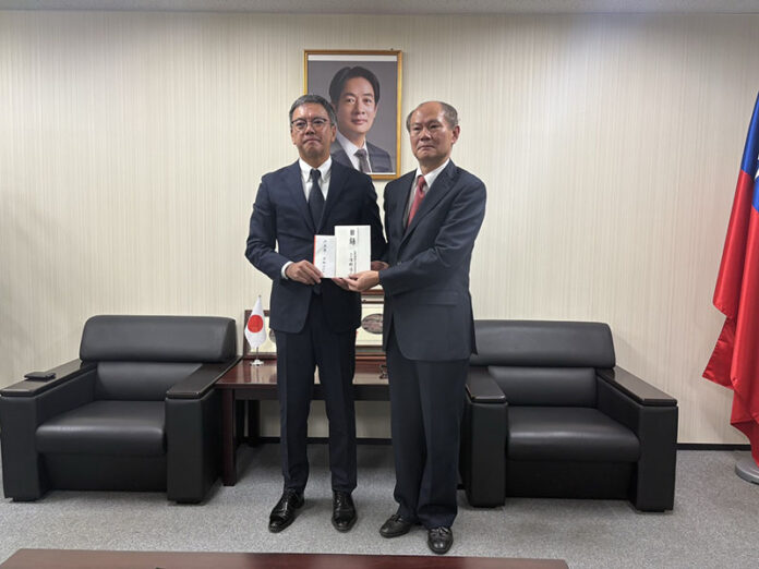 日本旅館協會北海道支部連合會會長濱野清正(左)慰問花蓮災情並致贈慰問金 日本旅館協會北海道支部連合會會長濱野清正(左)慰問花蓮災情並致贈慰問金