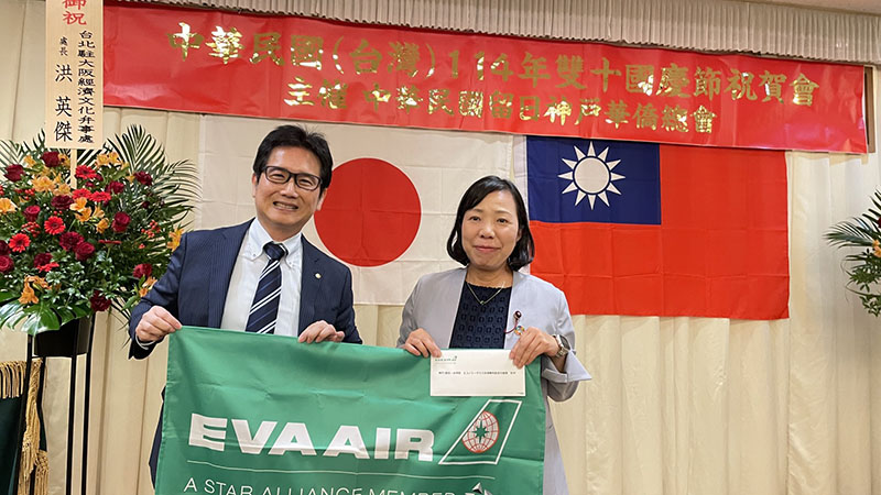 長榮航空機票中獎者紀念照片