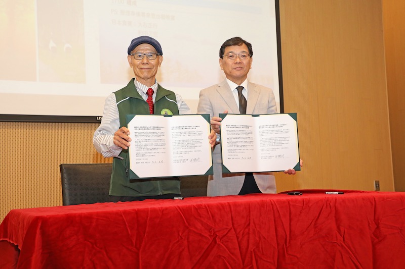 鶴居村村長大石正行先生與福爾摩沙野鳥保育協會理事長王國衍代表簽署MOU
