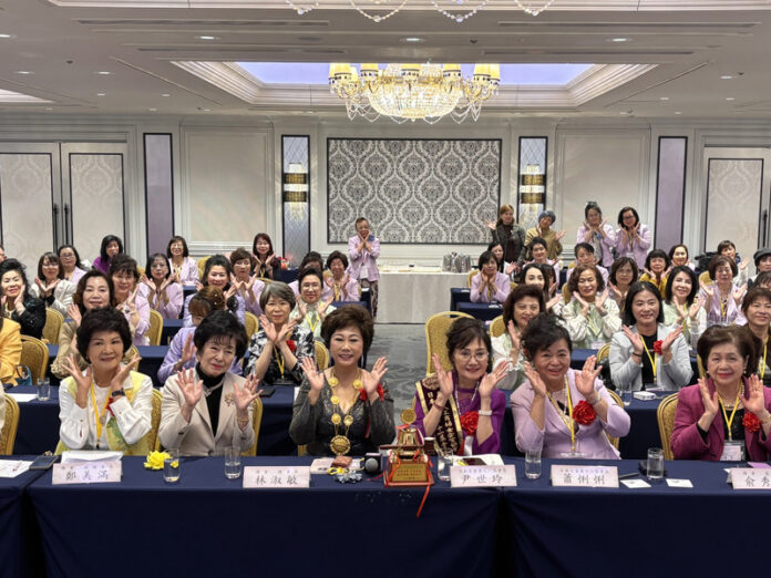 世界華人工商婦女企管協會日本分會23日在東京舉辦會長交接典禮，台日政商界貴賓雲集。前排左起為總會副總會長鄭美滿、前日本參議員山東昭子、世華總會長林淑敏、日本分會第11屆會長尹世玲、第12屆會長蕭悧悧、世華總會監事長俞秀霞。（圖/中央社）