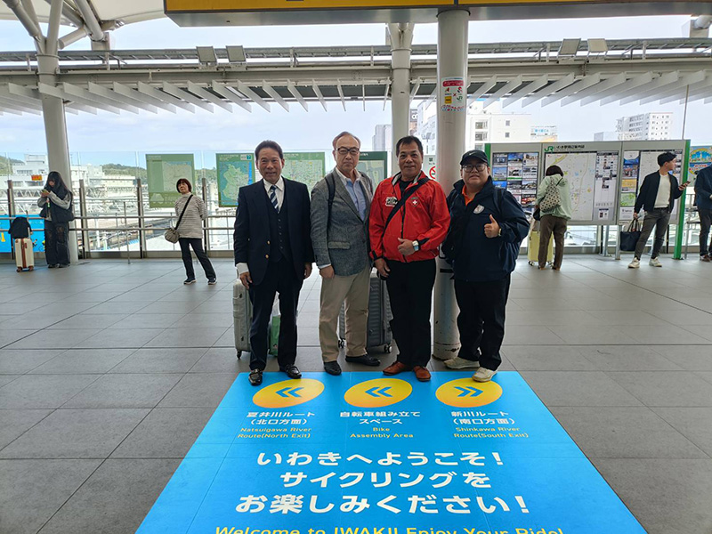 台灣騎士協會與日本浜海道自行車活動代表於磐城車站合影，象徵台日單車交流友誼啟程。