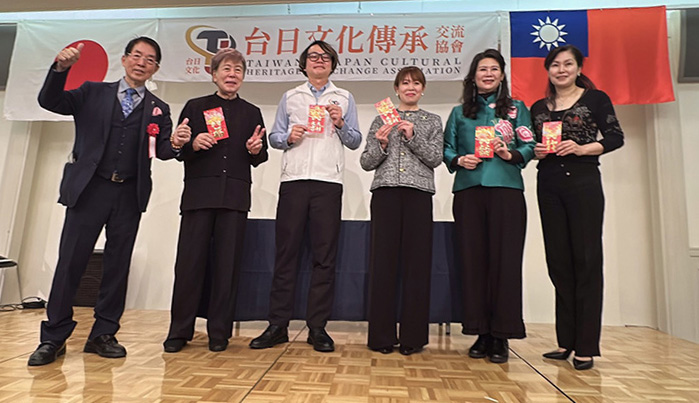 抽獎環節中得獎嘉賓開心合影