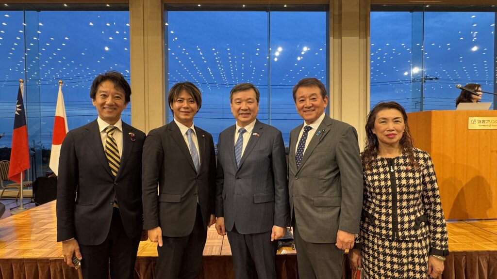 李逸洋（中）受訪時表示，本屆峰會正式通過的神奈川宣言，展現日本地方議會對台灣參與國際空間的強烈支持