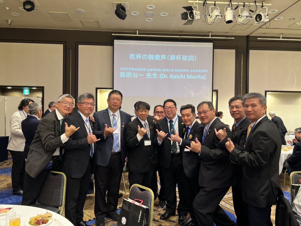 賽後晚宴台日雙方以招牌的牛頭手勢慶賀兩隊交流圓滿成功