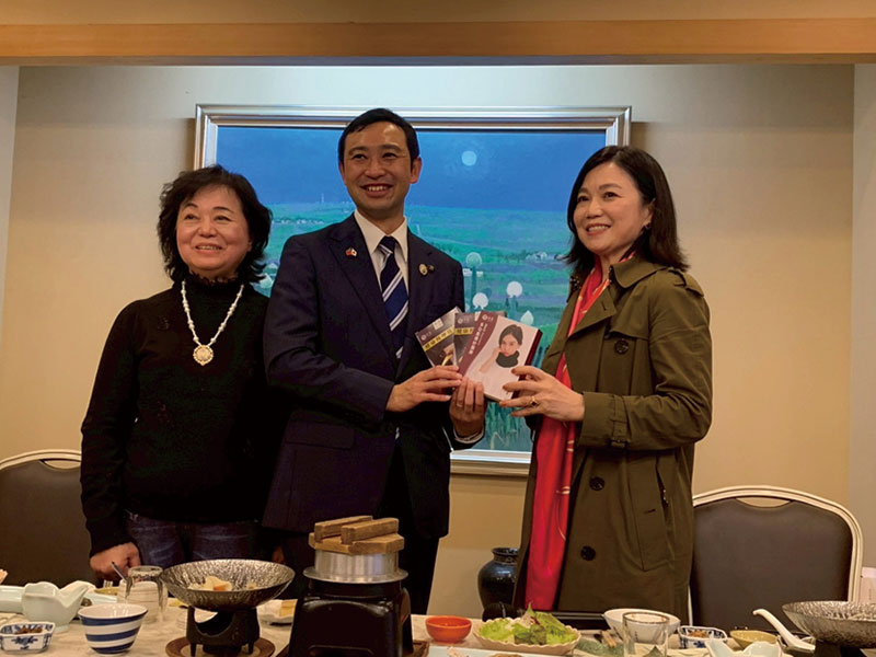 左起:蕭悧悧會長、秩父市清野河彥市長、呂麗美北區會長