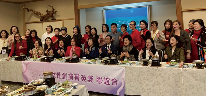 經濟部女性創業菁英獎聯誼會旅日參訪團世華姊妹及秩父市市長共餐留影