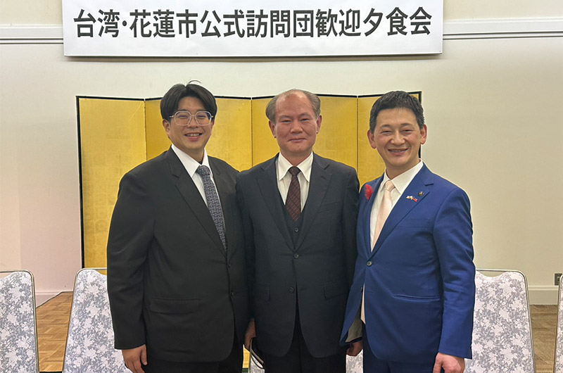（左）花蓮魏市長（中）粘信士處長（右）釧路鶴間市長