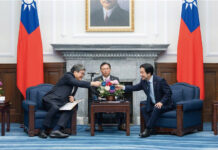 自民党の萩生田光一幹事長代行（左）と会談する頼清徳総統（右）（圖/中央社）