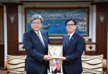 陳其邁高雄市長（右）と面会する自民党の萩生田光一幹事長代行＝12月23日、高雄市（圖/中央社）